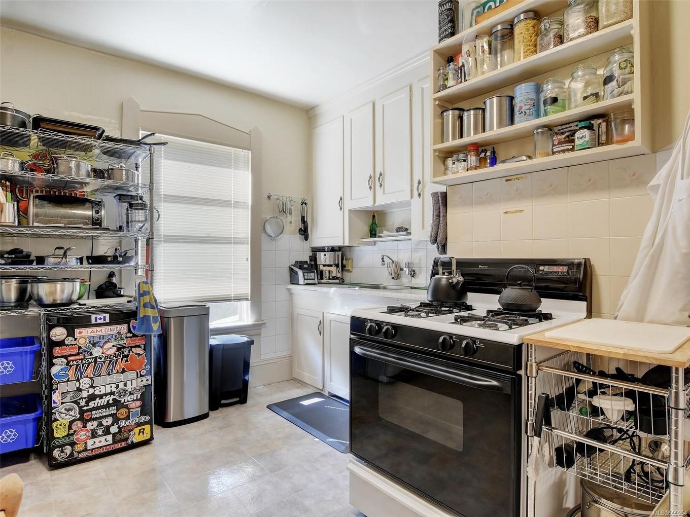 516 Su'It St, Victoria, BC - Indoor Photo Showing Kitchen