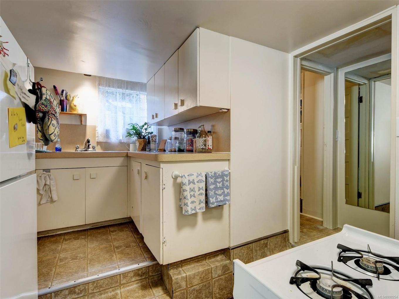 516 Su'It St, Victoria, BC - Indoor