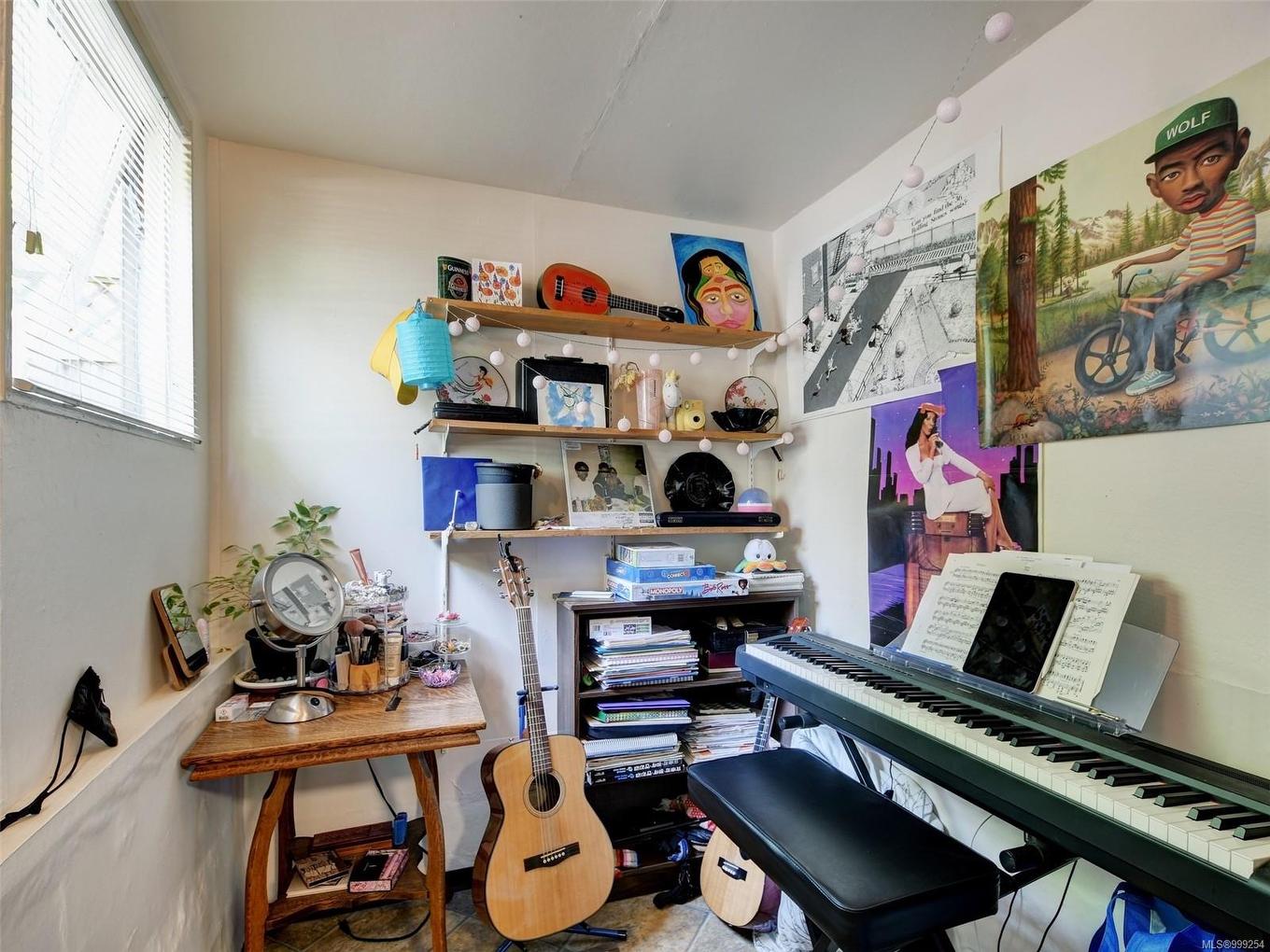 516 Su'It St, Victoria, BC - Indoor