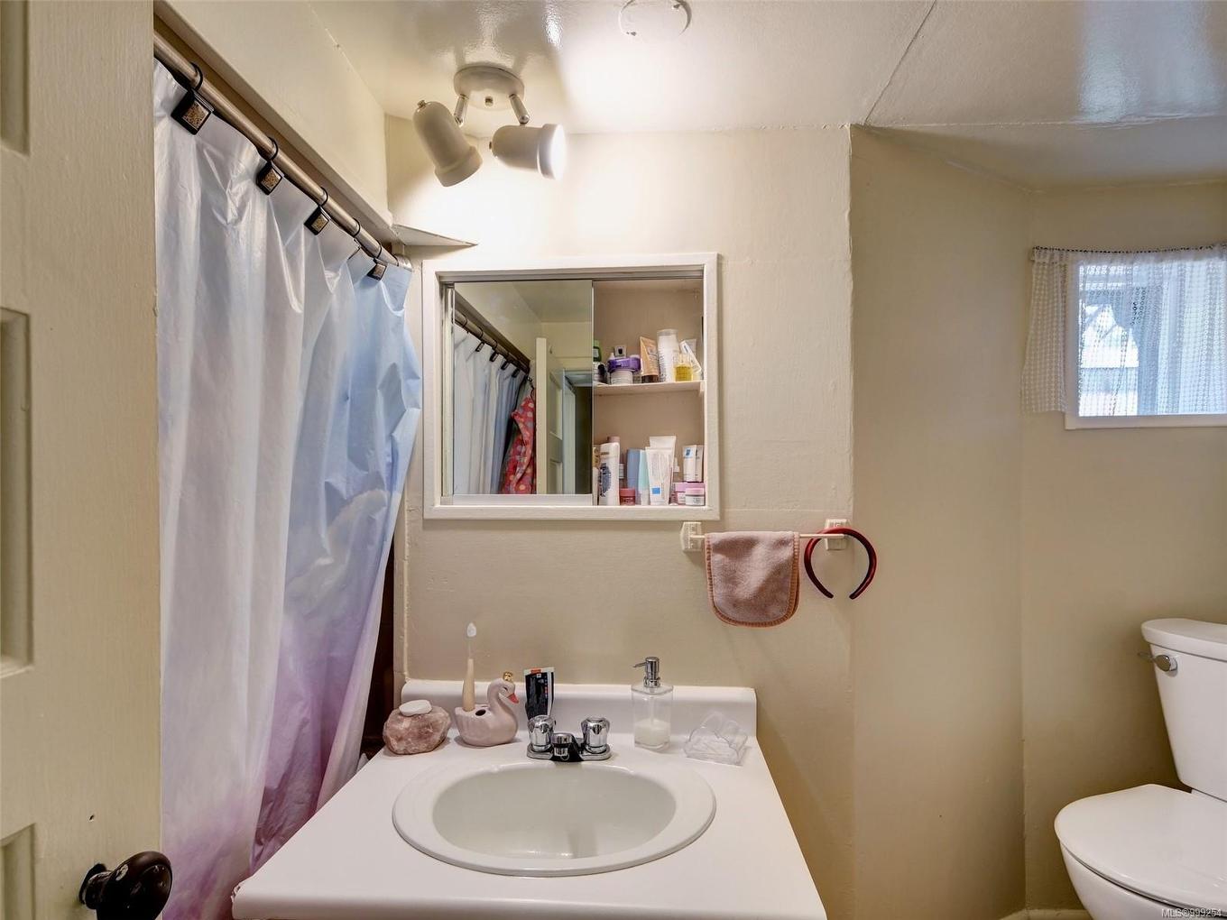 516 Su'It St, Victoria, BC - Indoor Photo Showing Bathroom