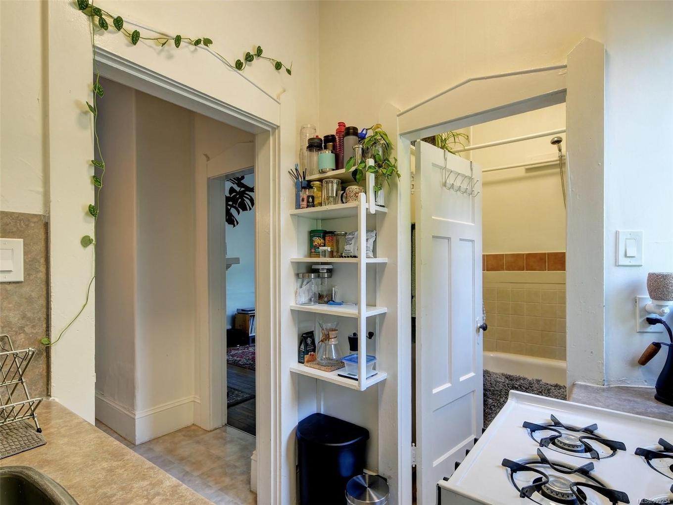 516 Su'It St, Victoria, BC - Indoor