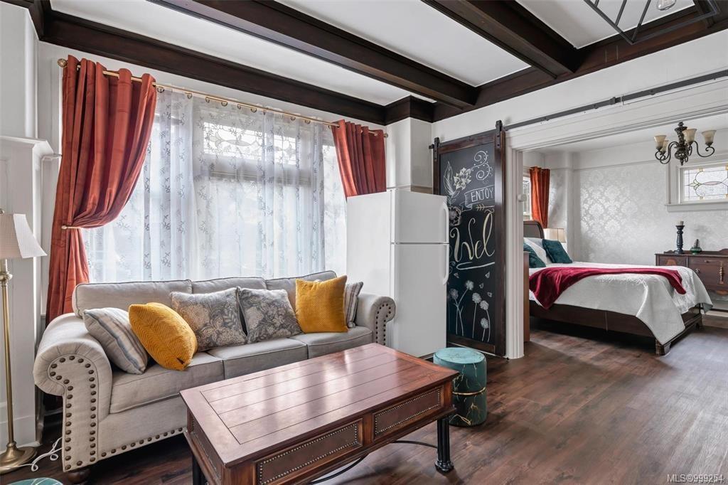 516 Su'It St, Victoria, BC - Indoor