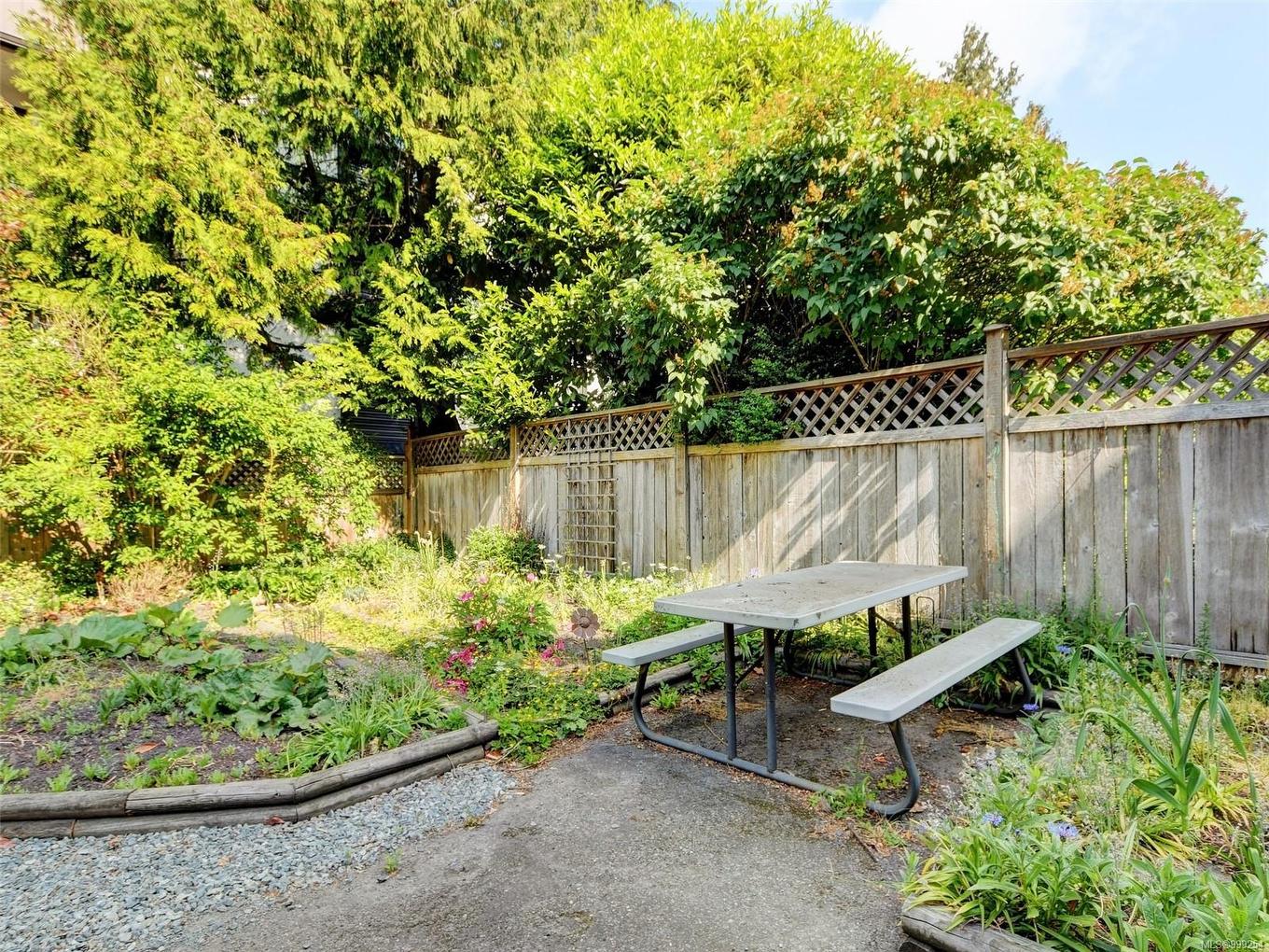 516 Su'It St, Victoria, BC - Outdoor