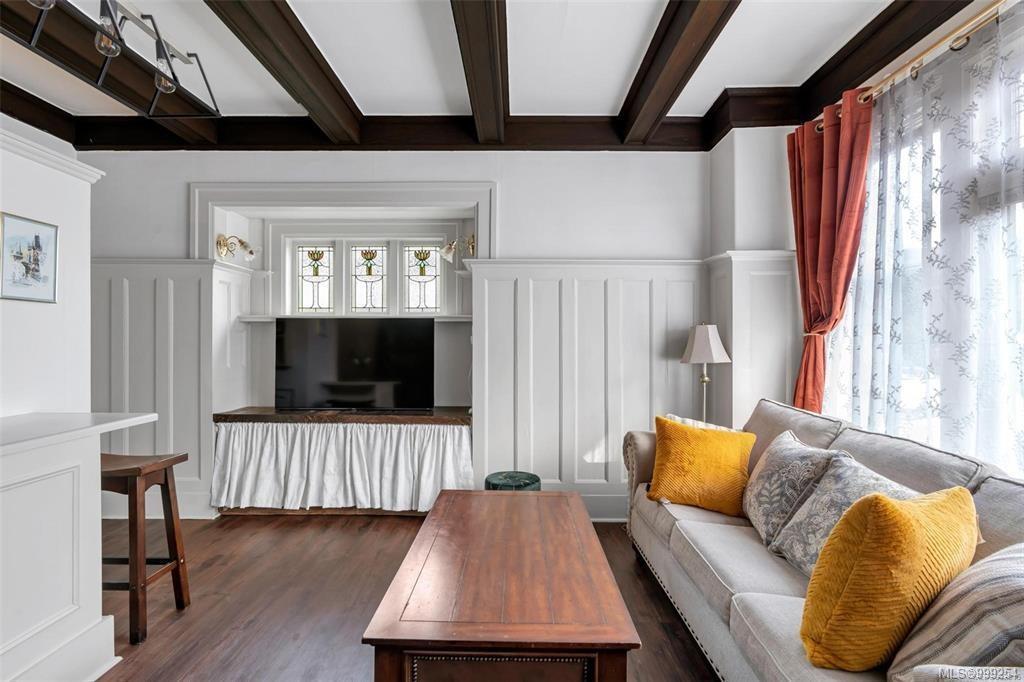 516 Su'It St, Victoria, BC - Indoor Photo Showing Living Room