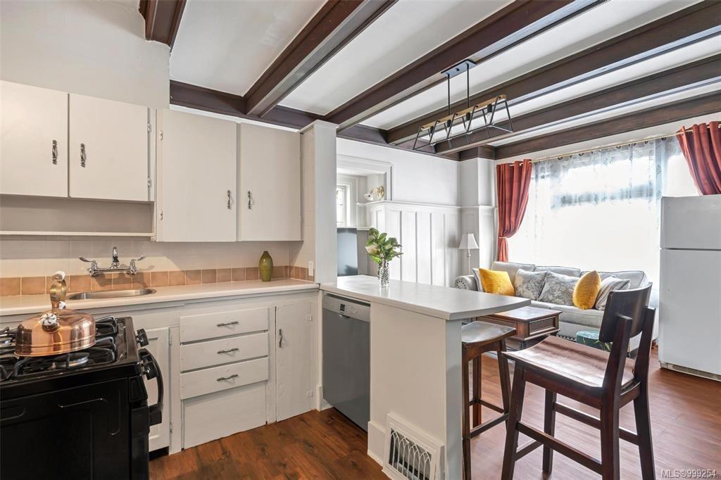 516 Su'It St, Victoria, BC - Indoor Photo Showing Kitchen