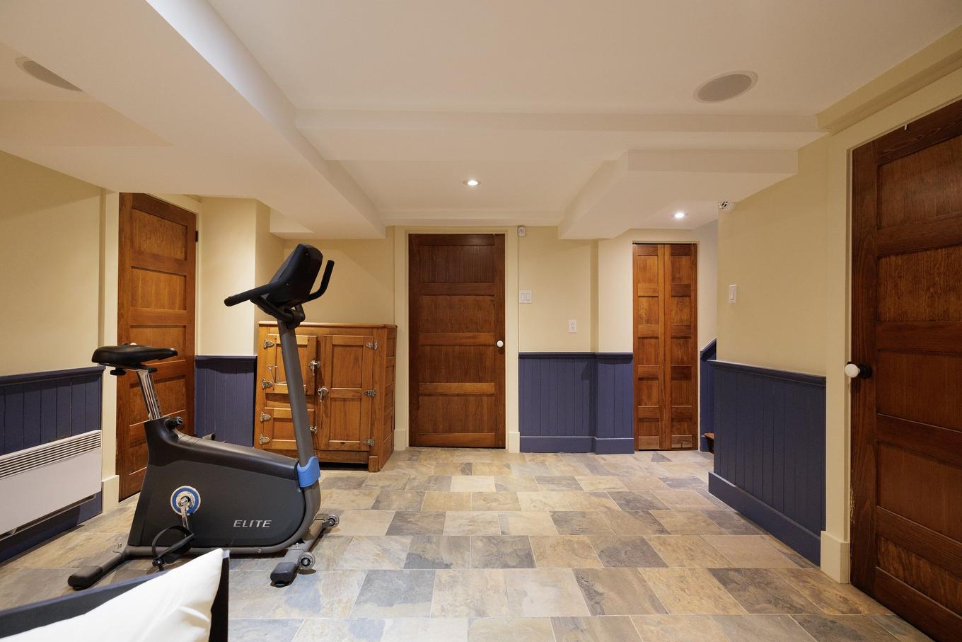 Basement - 130 Av. Ballantyne N., Montréal-Ouest, QC - Indoor Photo Showing Gym Room