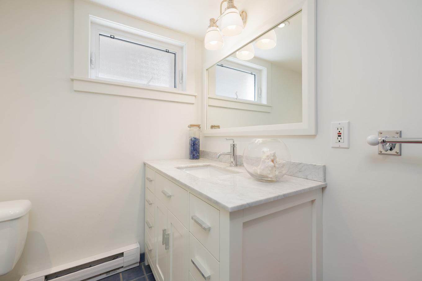 Bathroom - 130 Av. Ballantyne N., Montréal-Ouest, QC - Indoor Photo Showing Bathroom