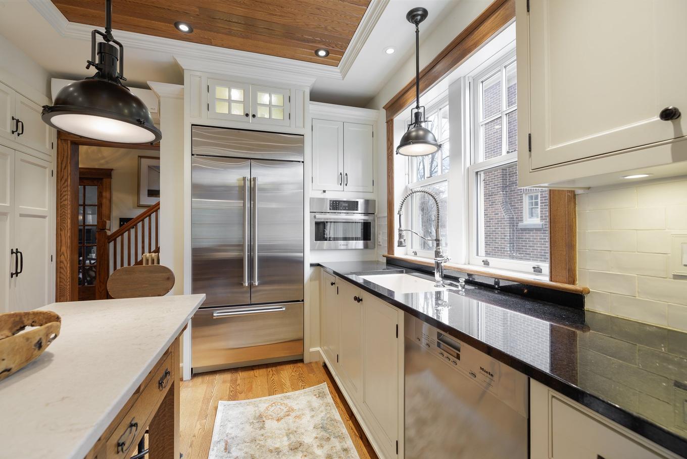 Kitchen - 130 Av. Ballantyne N., Montréal-Ouest, QC - Indoor Photo Showing Kitchen With Upgraded Kitchen