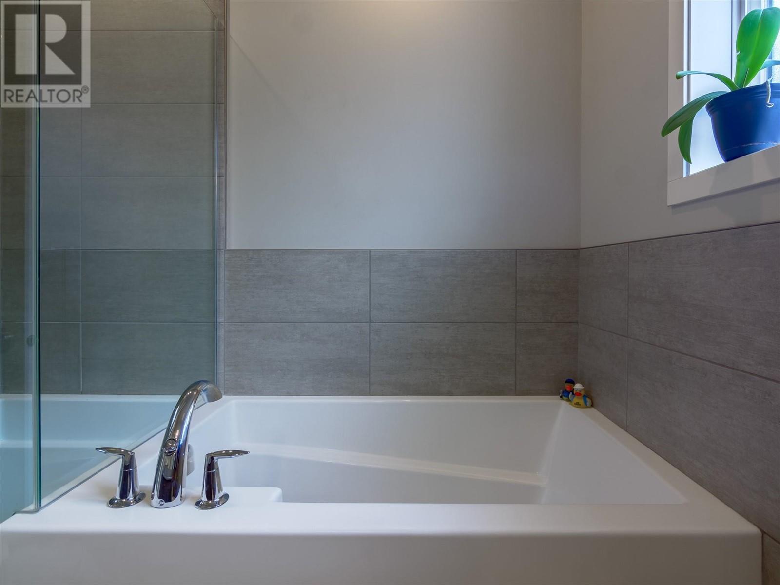 120 Sendero Crescent, Penticton, BC - Indoor Photo Showing Bathroom