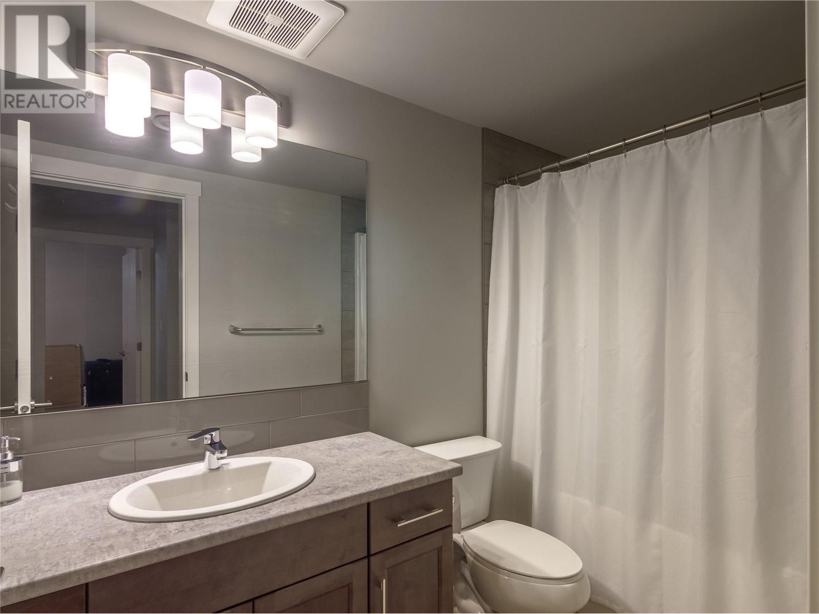 120 Sendero Crescent, Penticton, BC - Indoor Photo Showing Bathroom