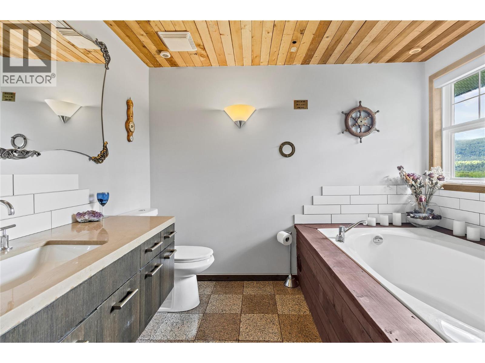 1446 Nittel Road, Seymour Arm, BC - Indoor Photo Showing Bathroom