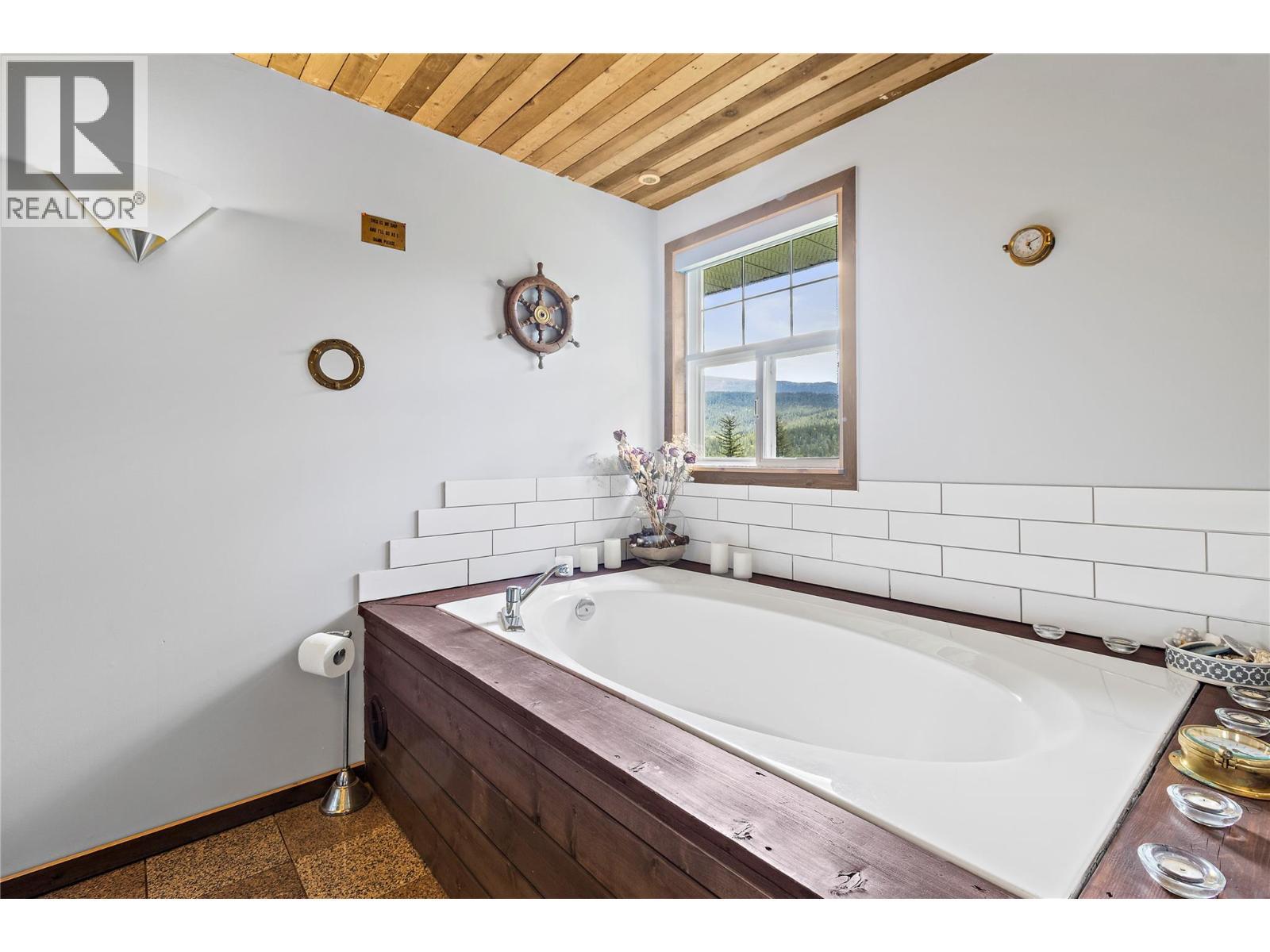 1446 Nittel Road, Seymour Arm, BC - Indoor Photo Showing Bathroom