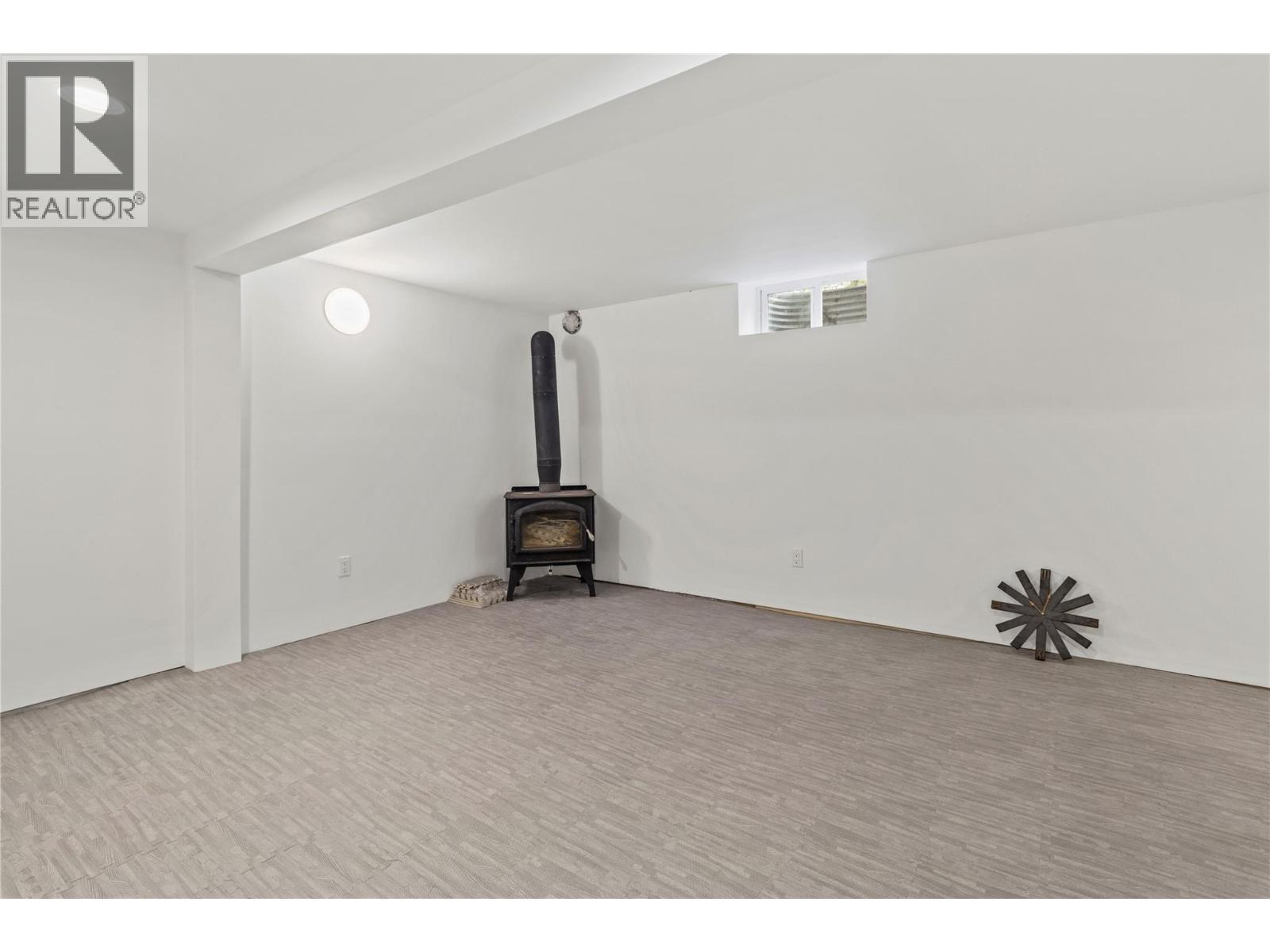 1446 Nittel Road, Seymour Arm, BC - Indoor