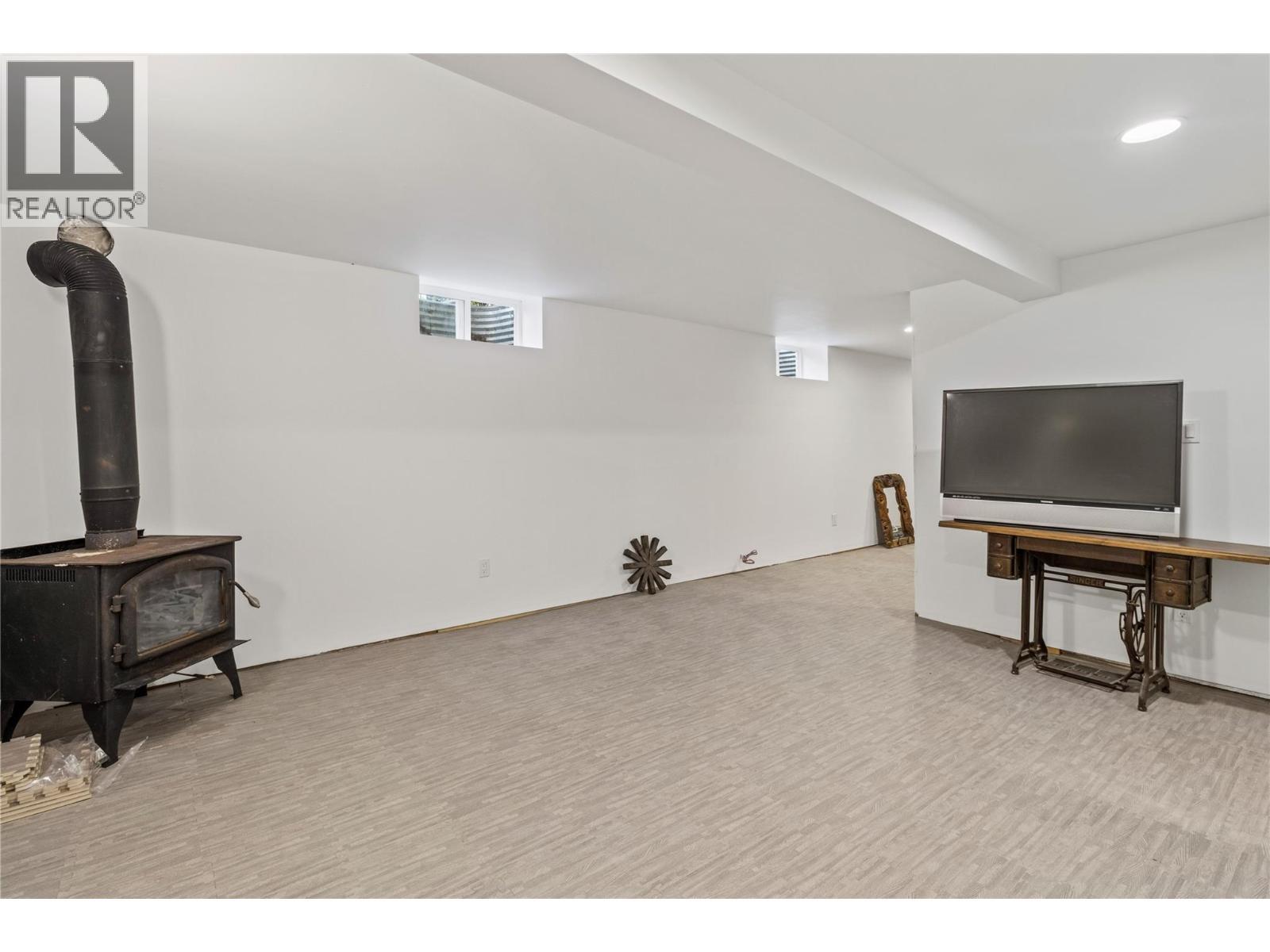 1446 Nittel Road, Seymour Arm, BC - Indoor