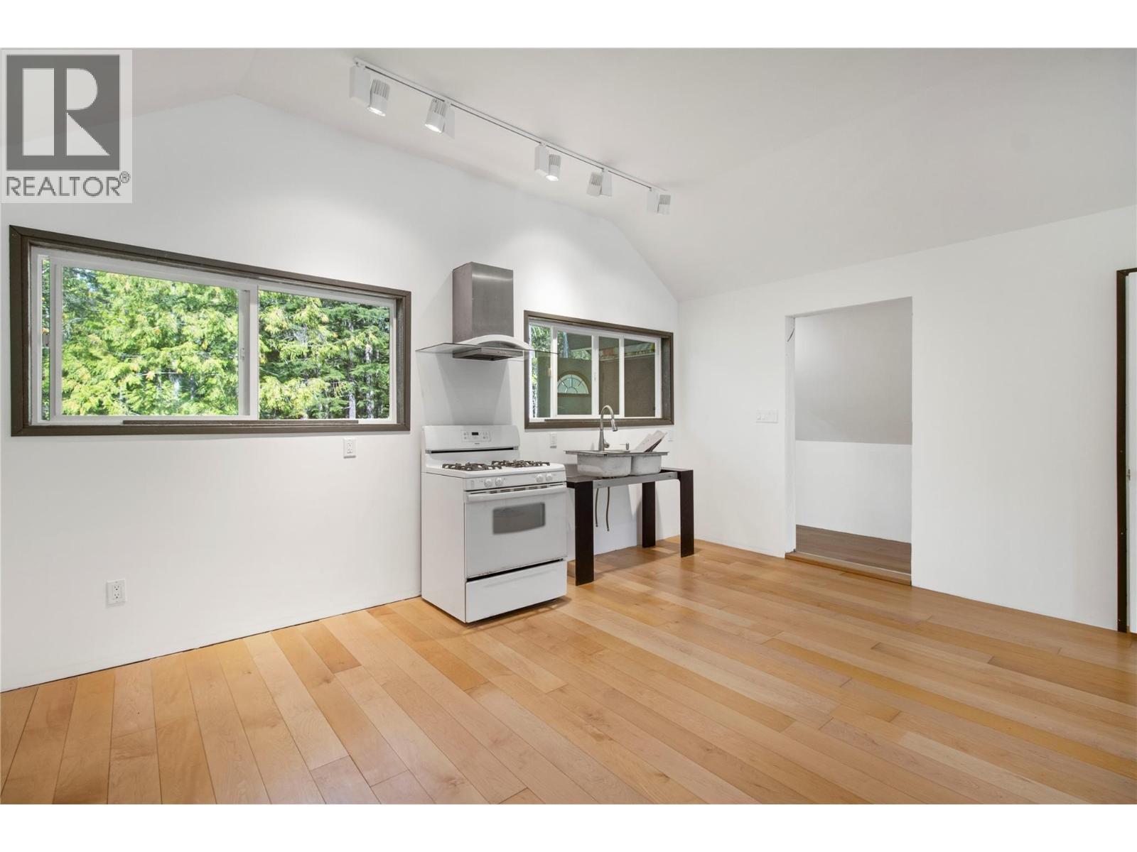 1446 Nittel Road, Seymour Arm, BC - Indoor Photo Showing Kitchen