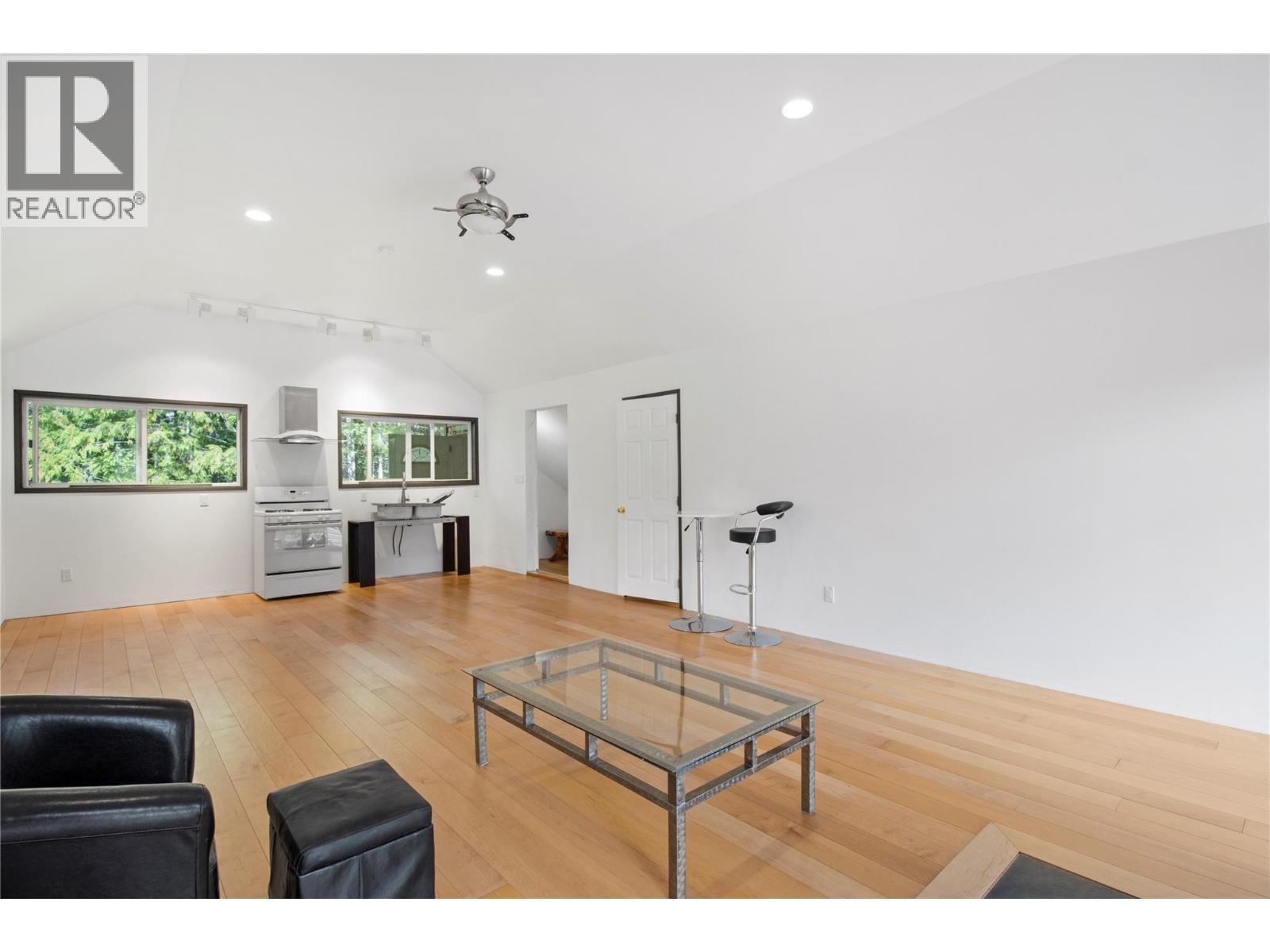 1446 Nittel Road, Seymour Arm, BC - Indoor Photo Showing Living Room
