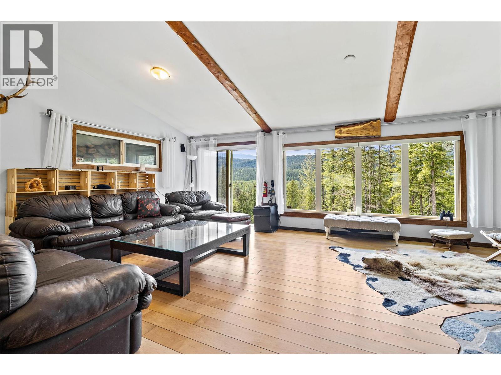 1446 Nittel Road, Seymour Arm, BC - Indoor Photo Showing Living Room