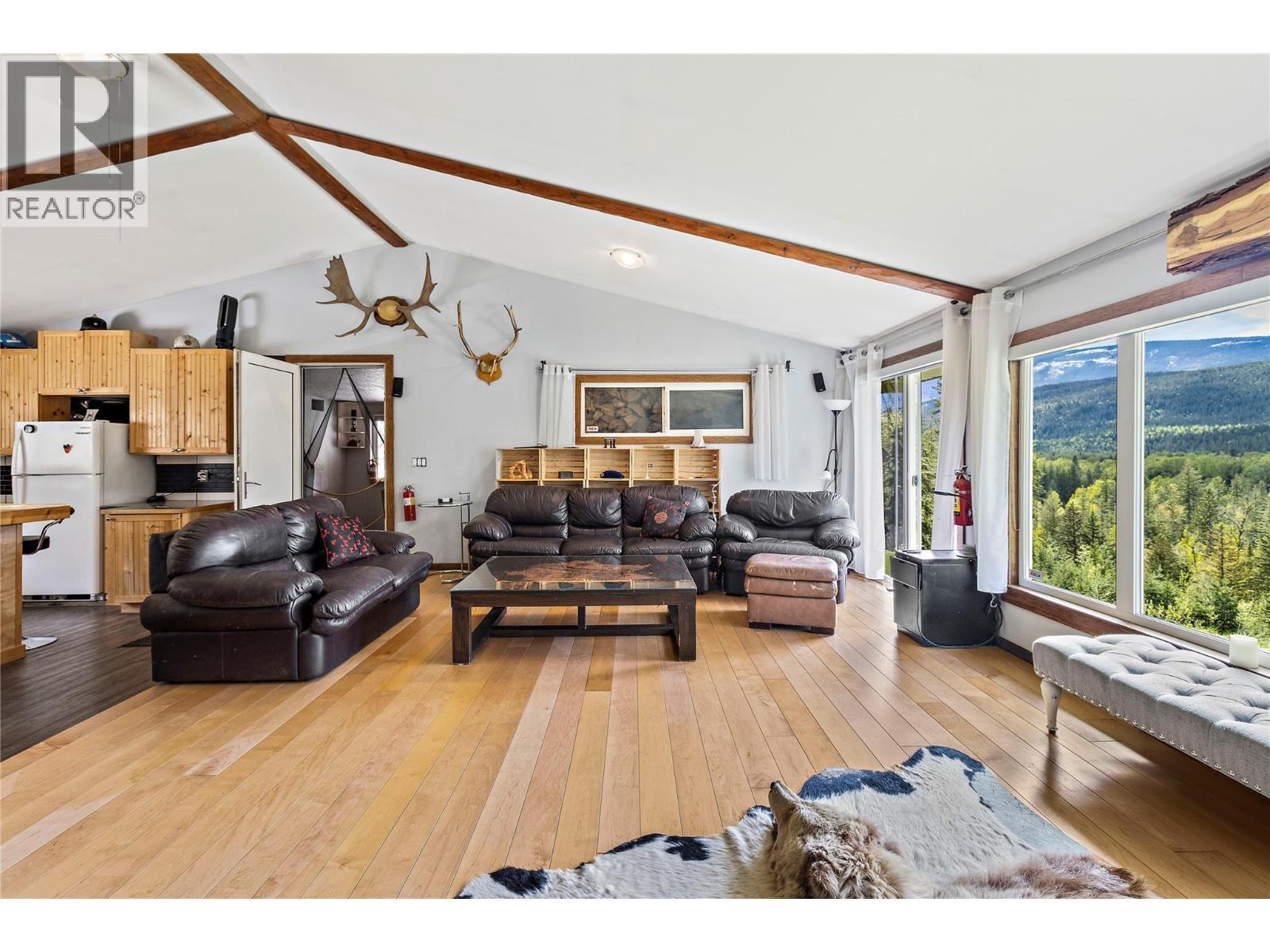 1446 Nittel Road, Seymour Arm, BC - Indoor Photo Showing Living Room