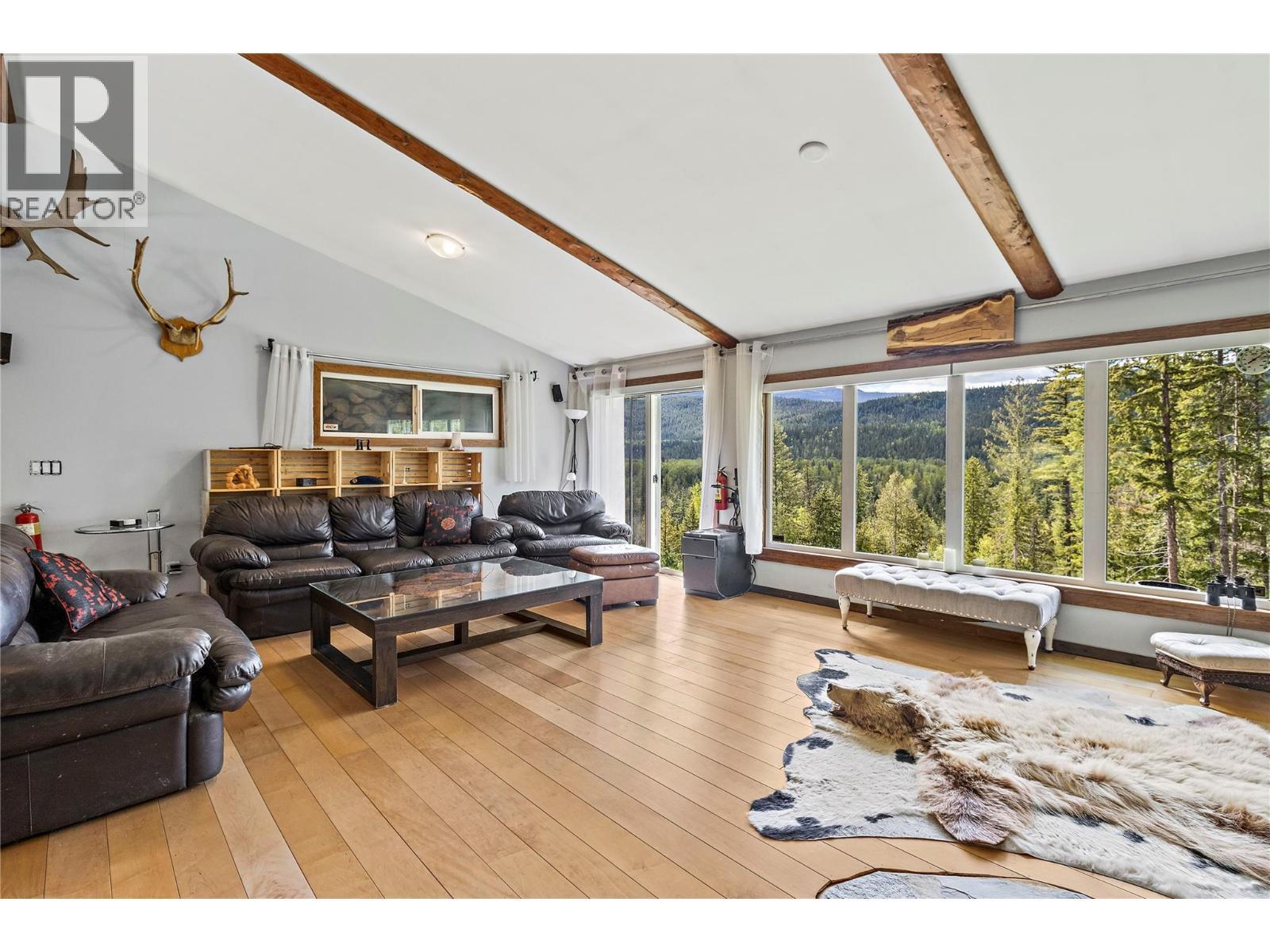 1446 Nittel Road, Seymour Arm, BC - Indoor Photo Showing Living Room