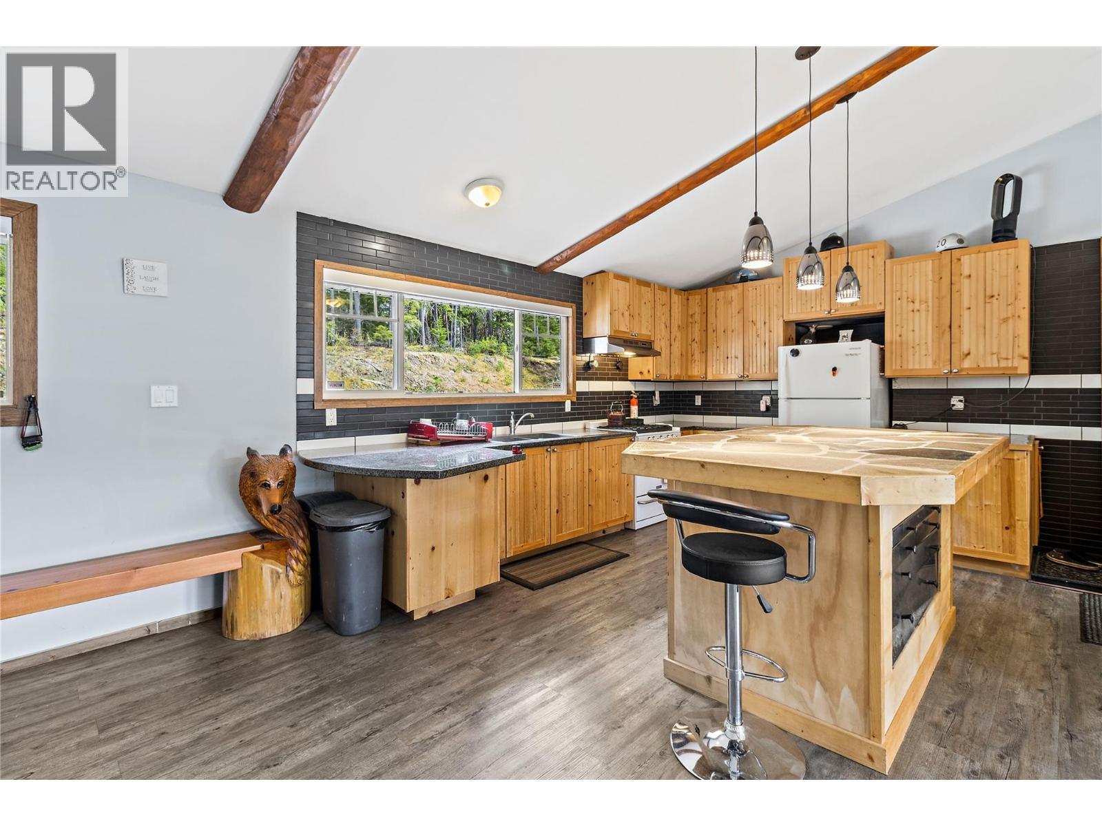 1446 Nittel Road, Seymour Arm, BC - Indoor Photo Showing Kitchen