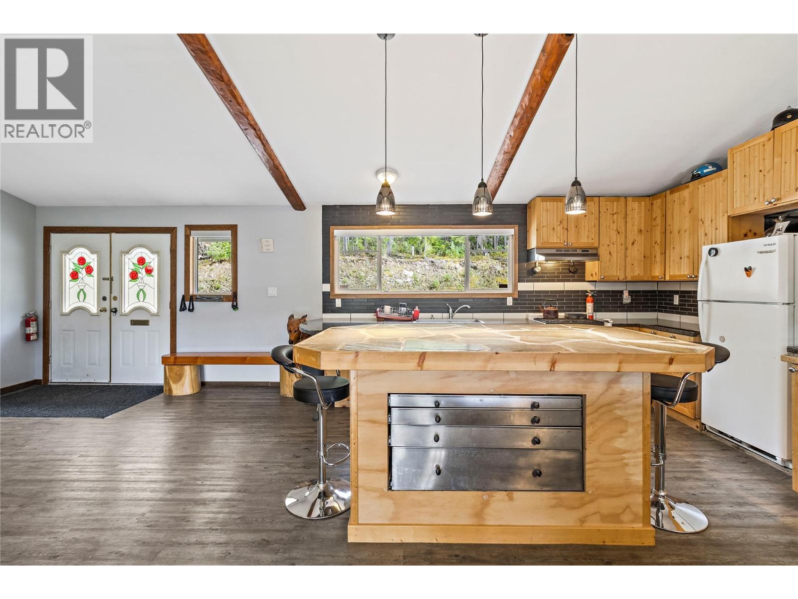 1446 Nittel Road, Seymour Arm, BC - Indoor Photo Showing Kitchen
