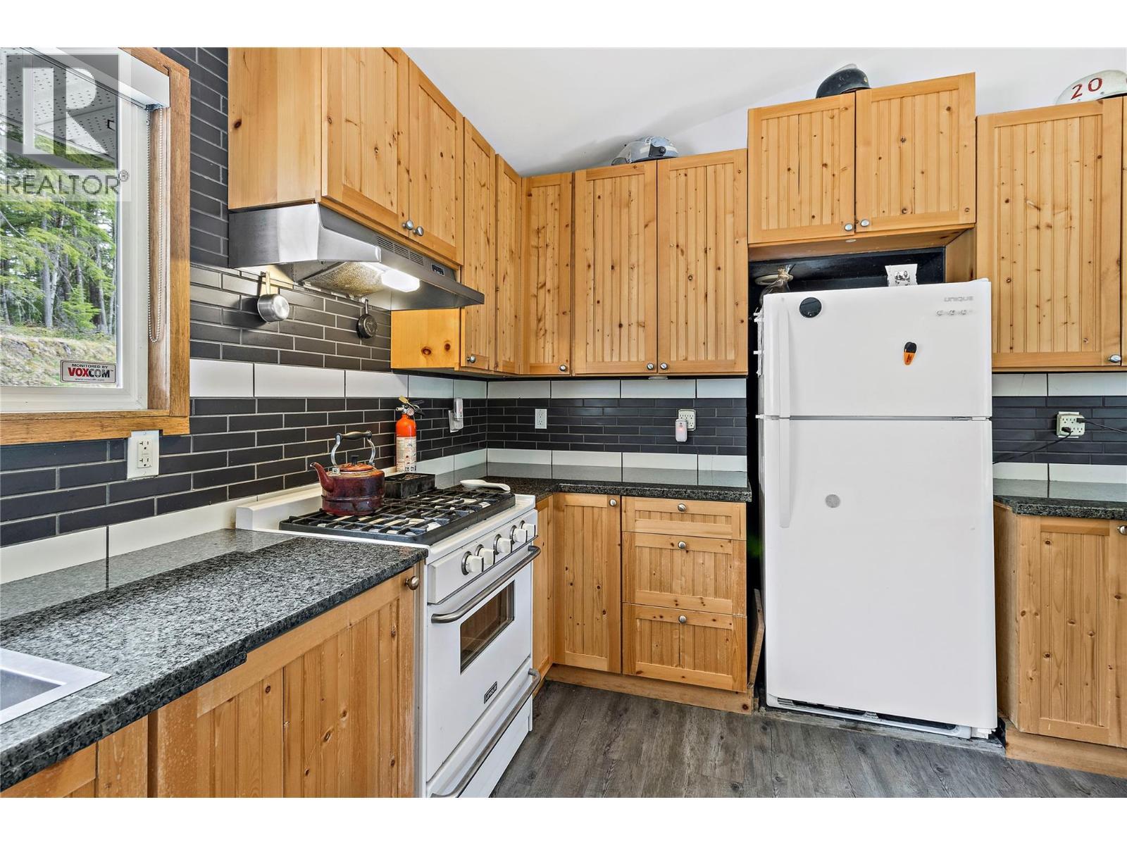 1446 Nittel Road, Seymour Arm, BC - Indoor Photo Showing Kitchen