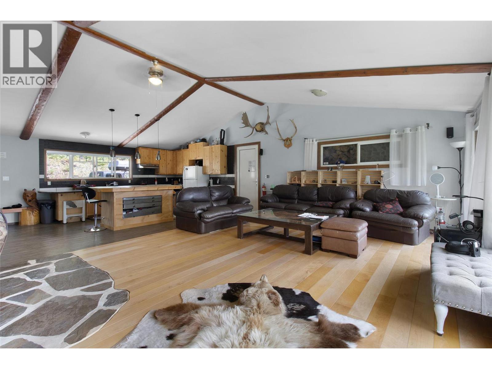 1446 Nittel Road, Seymour Arm, BC - Indoor Photo Showing Living Room
