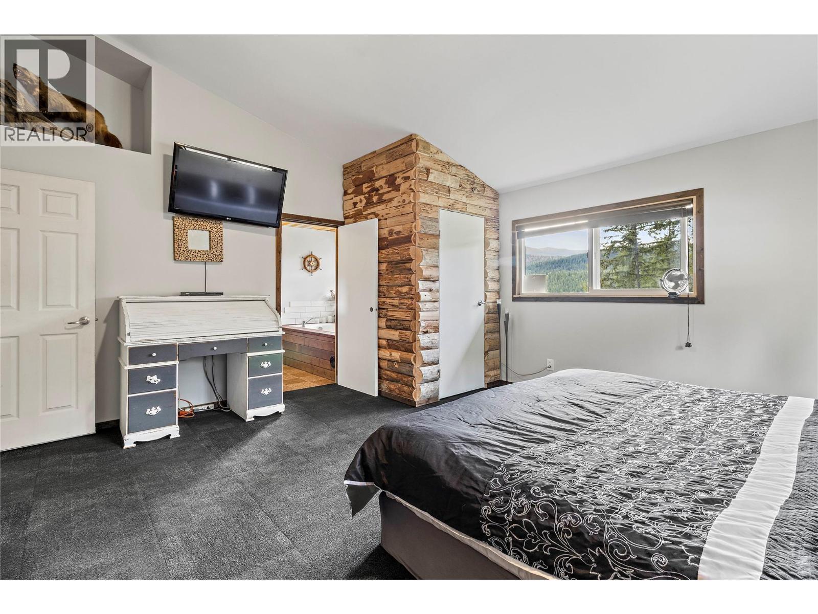 1446 Nittel Road, Seymour Arm, BC - Indoor Photo Showing Bedroom