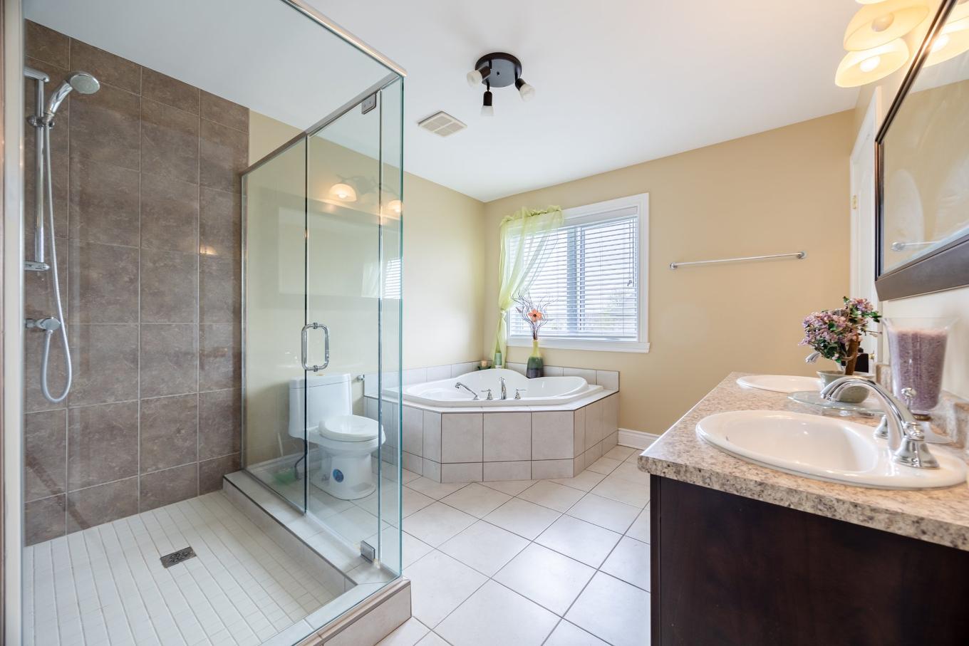 Bathroom - 7775 Rue De Lausanne, Brossard, QC - Indoor Photo Showing Bathroom