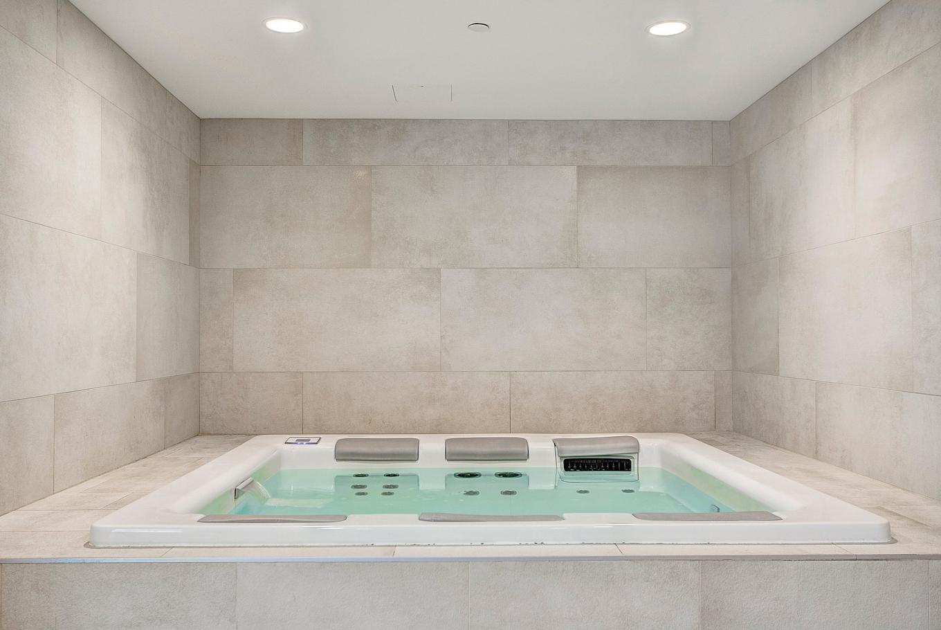 Hot tub - 2405-1300 Boul. René-Lévesque O., Montréal (Ville-Marie), QC - Indoor