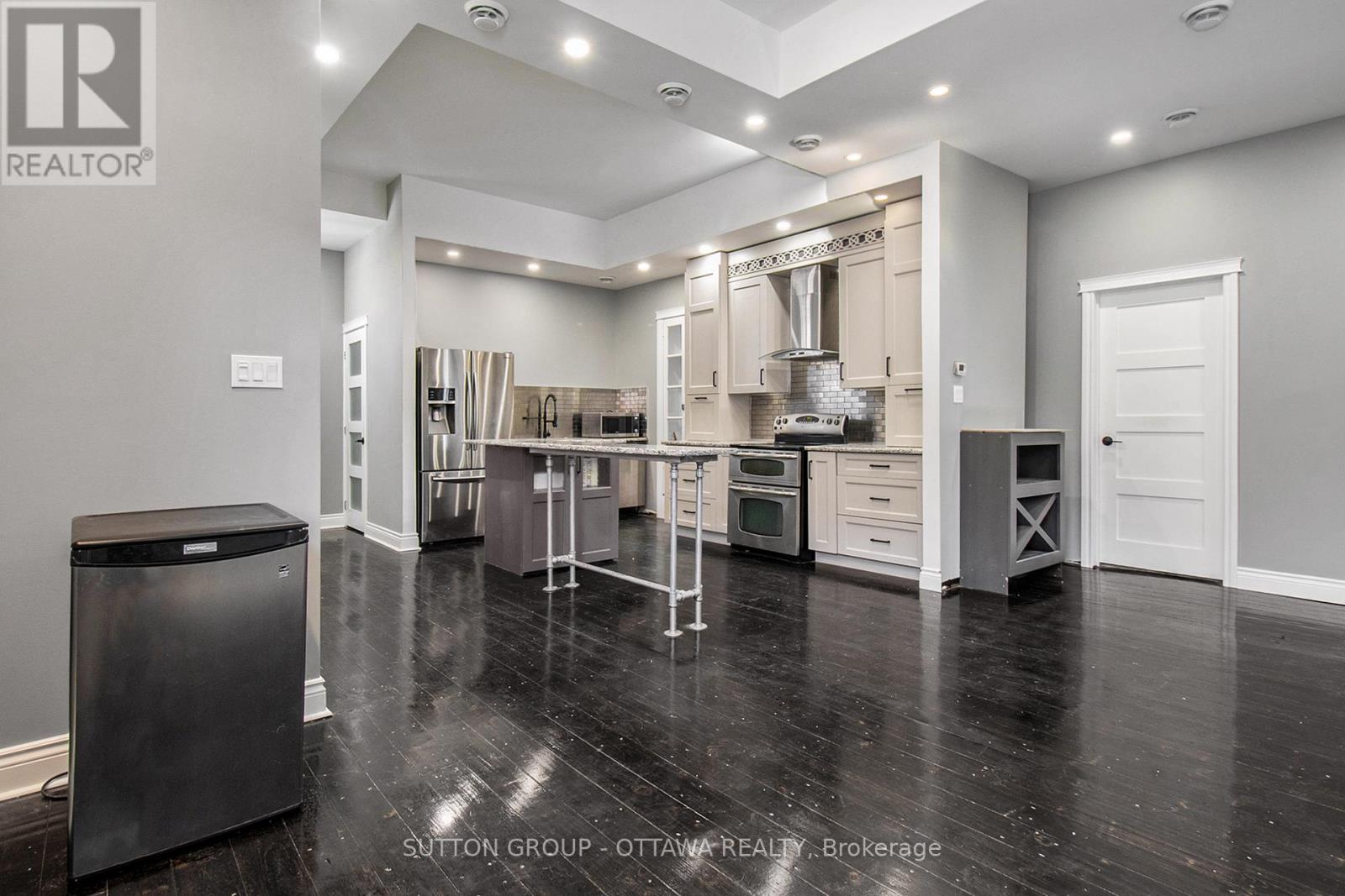 698 Cooper Street, Ottawa, ON