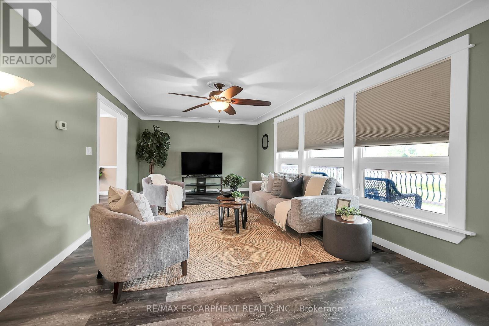 1044 Main Street, Norfolk, ON - Indoor Photo Showing Living Room