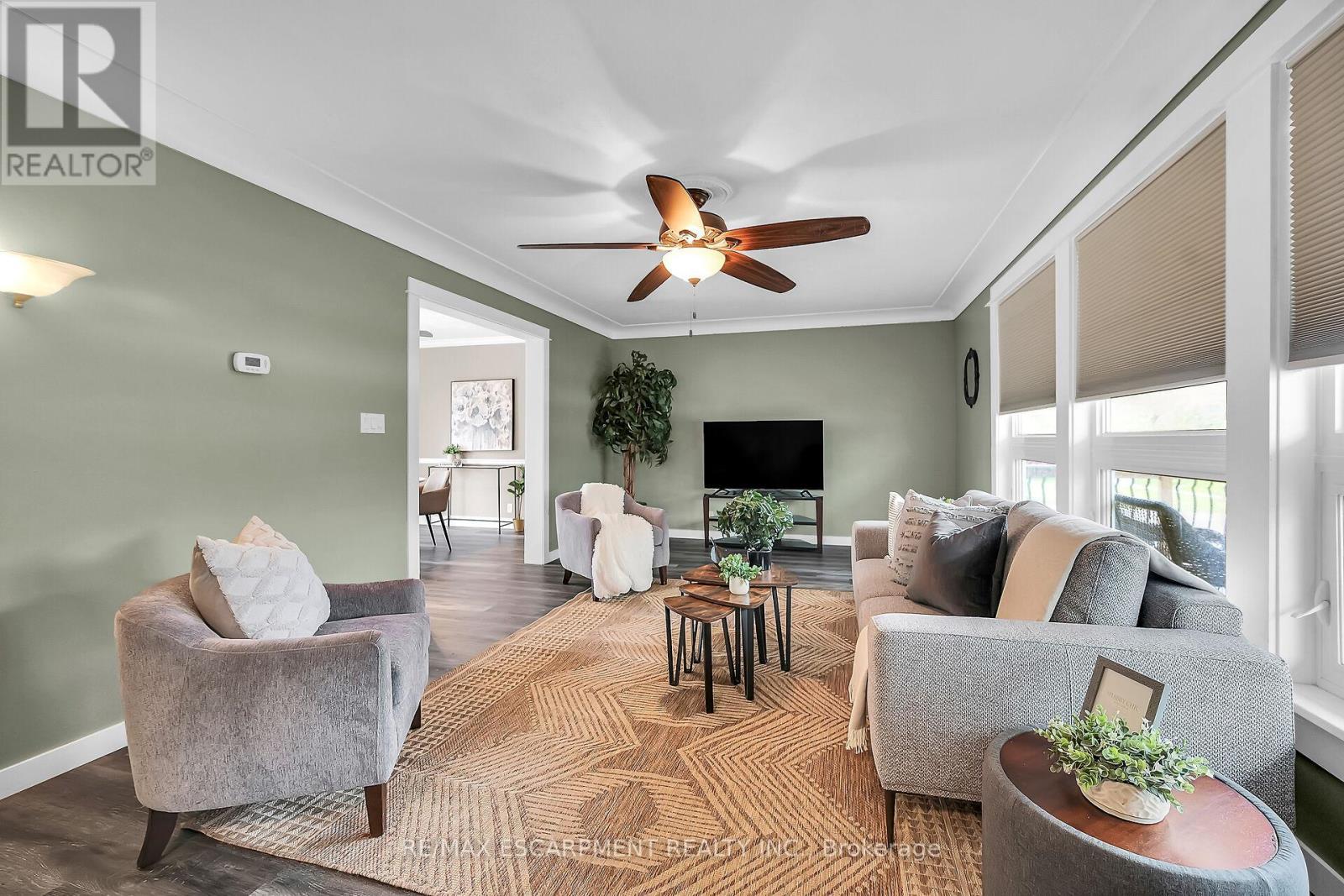 1044 Main Street, Norfolk, ON - Indoor Photo Showing Living Room