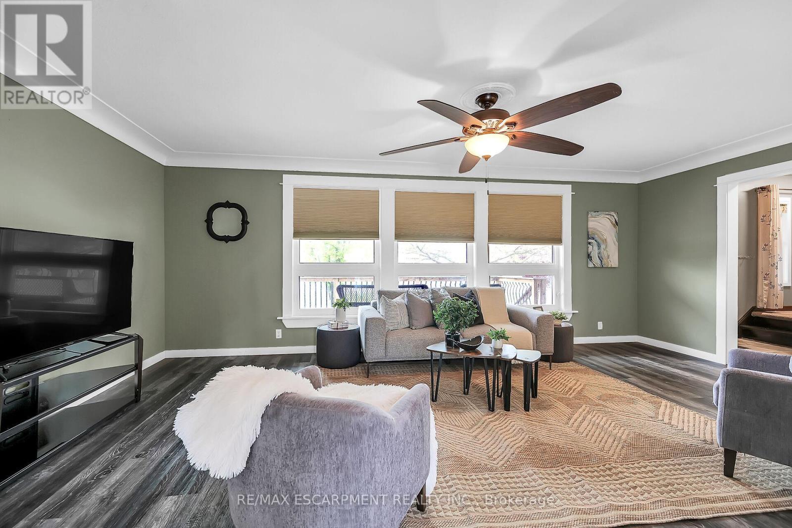 1044 Main Street, Norfolk, ON - Indoor Photo Showing Living Room