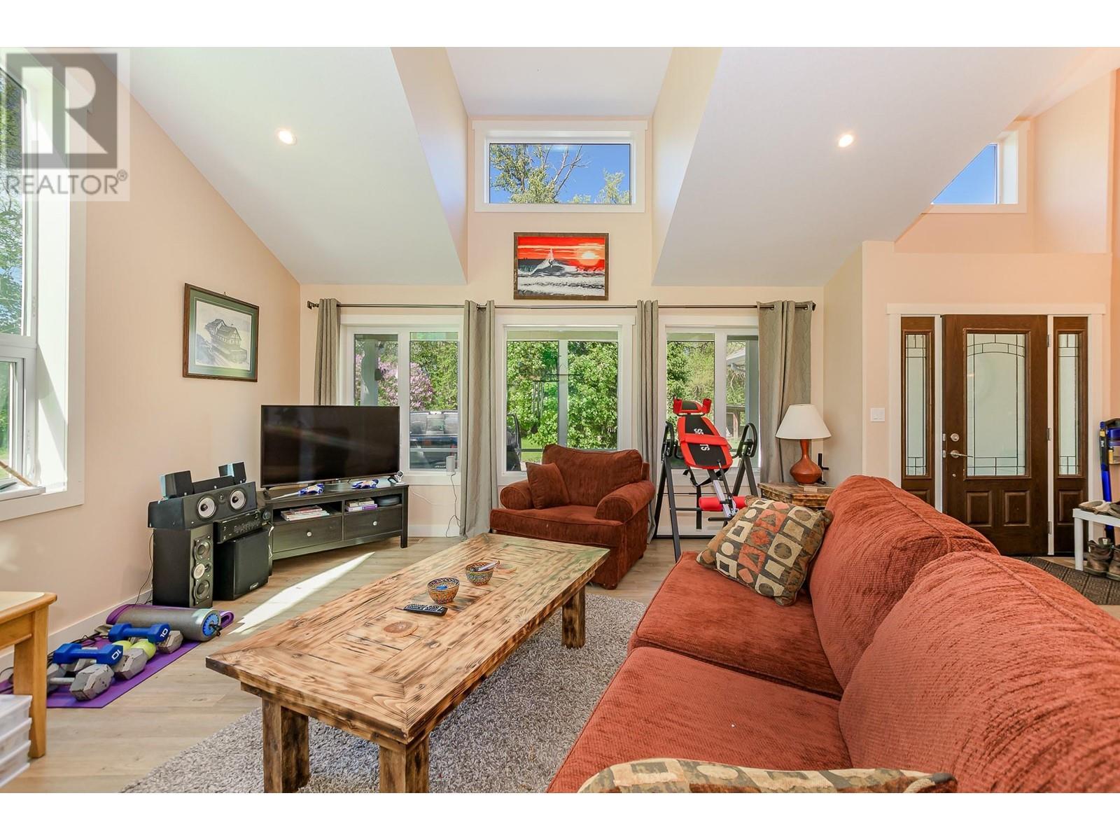 51 Monks Road, Grindrod, BC - Indoor Photo Showing Living Room