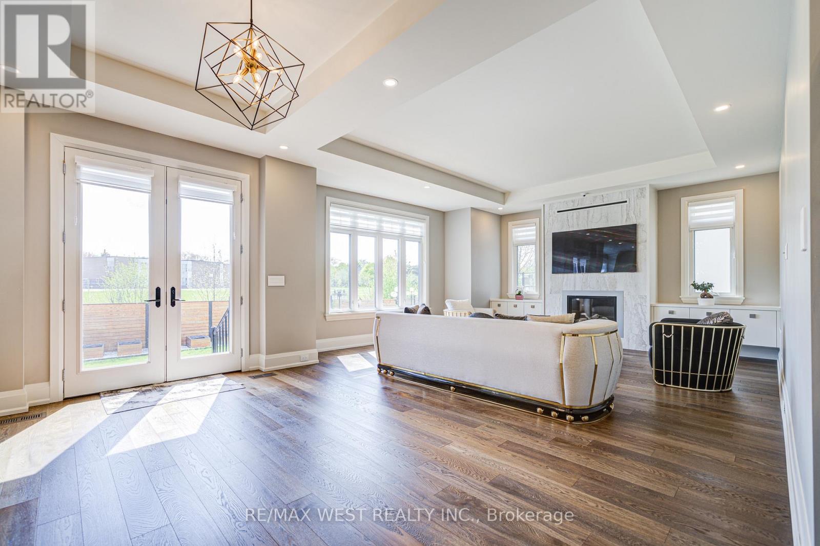 2194 Haygate Crescent, Mississauga, ON - Indoor With Fireplace