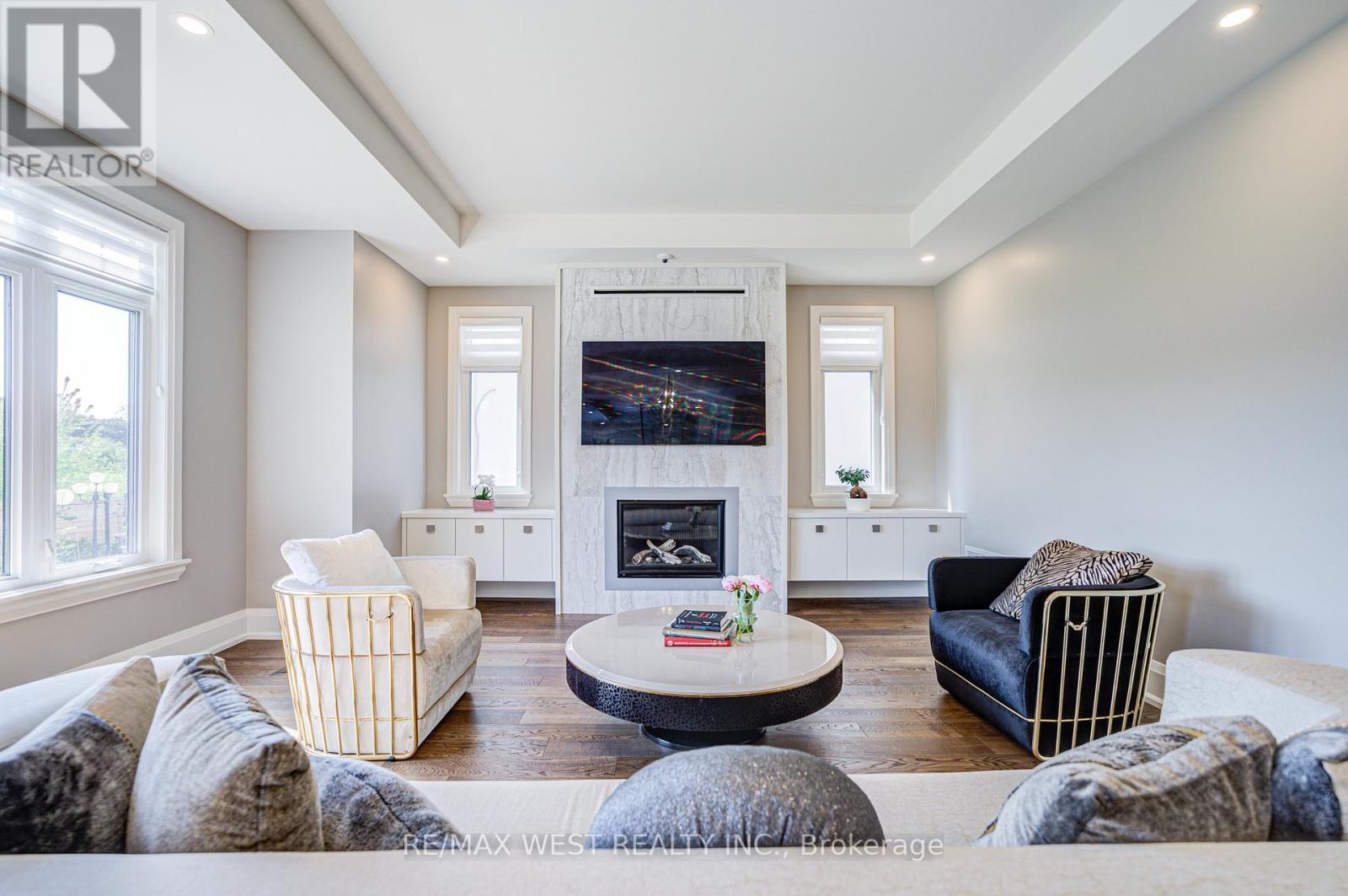 2194 Haygate Crescent, Mississauga, ON - Indoor Photo Showing Living Room With Fireplace