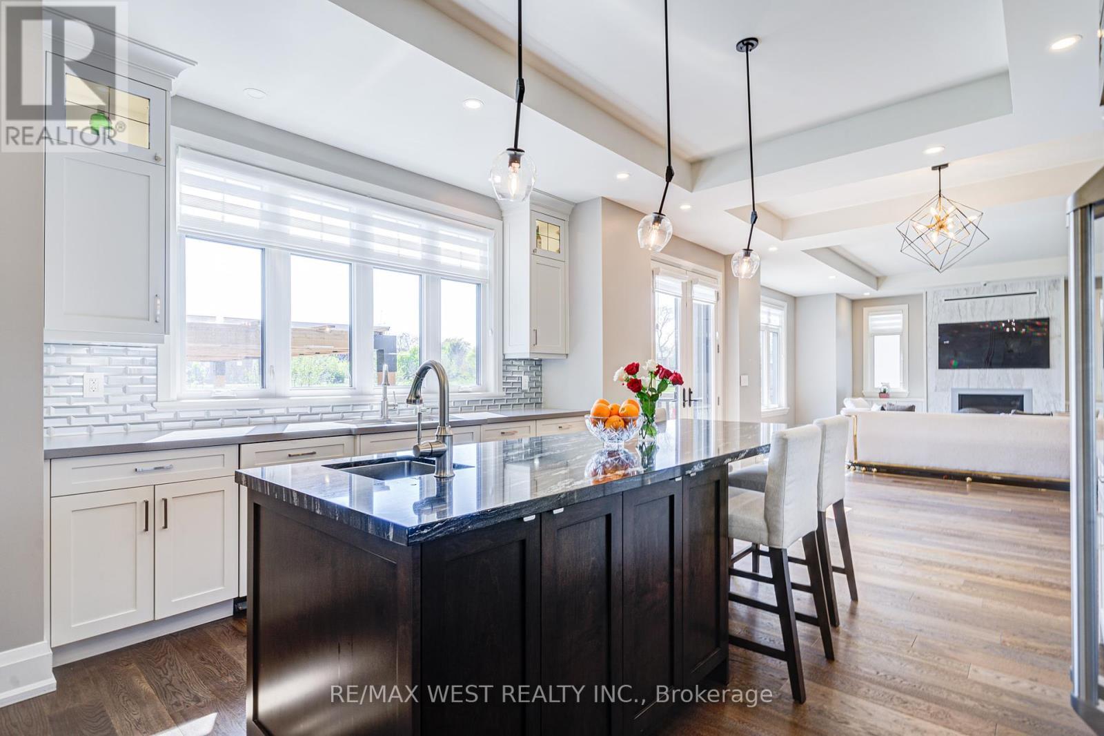 2194 Haygate Crescent, Mississauga, ON - Indoor Photo Showing Kitchen With Upgraded Kitchen