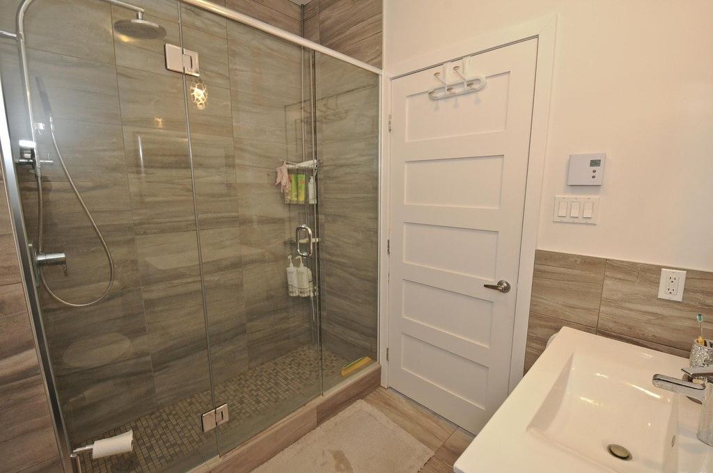 Bathroom - Ph406-2285 Av. Ekers, Mont-Royal, QC - Indoor Photo Showing Bathroom