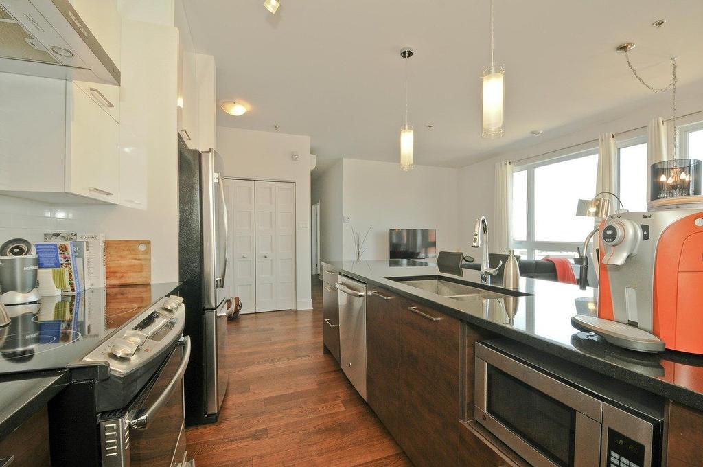 Kitchen - Ph406-2285 Av. Ekers, Mont-Royal, QC - Indoor Photo Showing Kitchen With Upgraded Kitchen