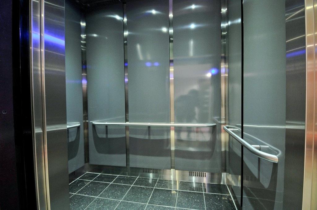 Elevator - Ph406-2285 Av. Ekers, Mont-Royal, QC - Indoor Photo Showing Other Room