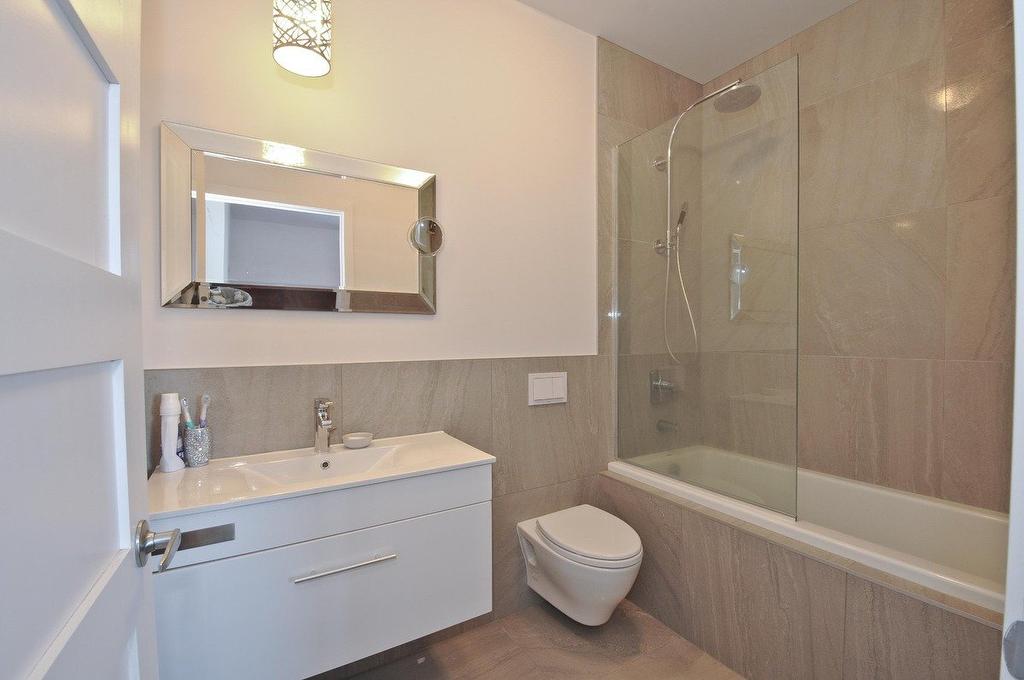 Bathroom - Ph406-2285 Av. Ekers, Mont-Royal, QC - Indoor Photo Showing Bathroom