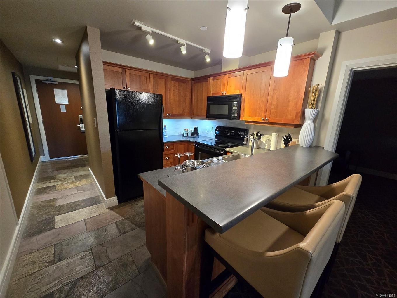 236/238 C-1999 Country Club Way, Langford, BC - Indoor Photo Showing Kitchen With Double Sink
