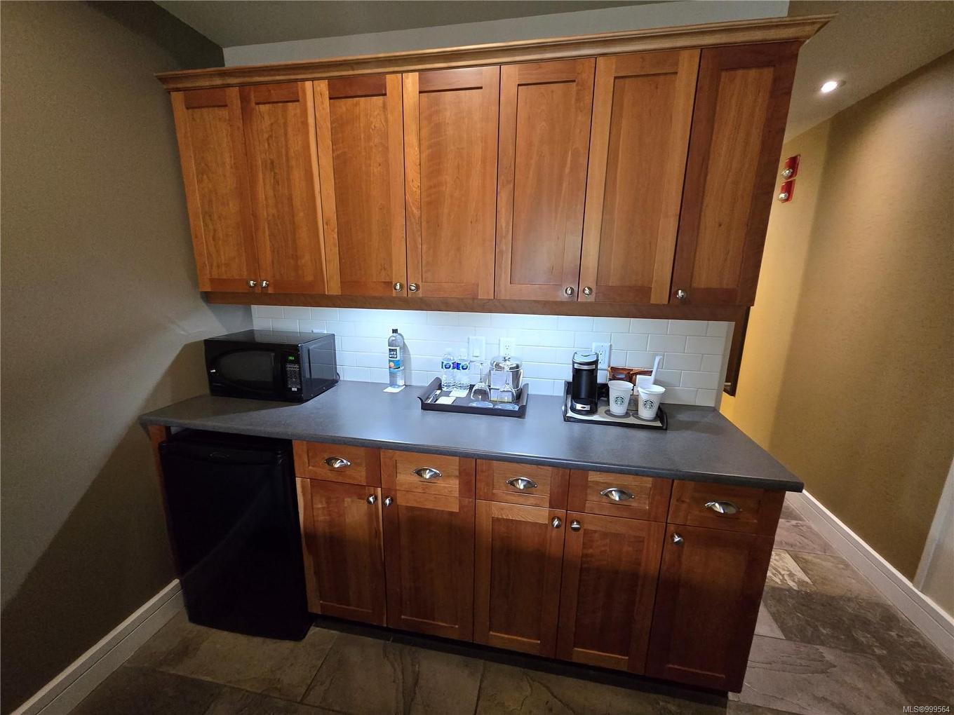 236/238 C-1999 Country Club Way, Langford, BC - Indoor Photo Showing Kitchen