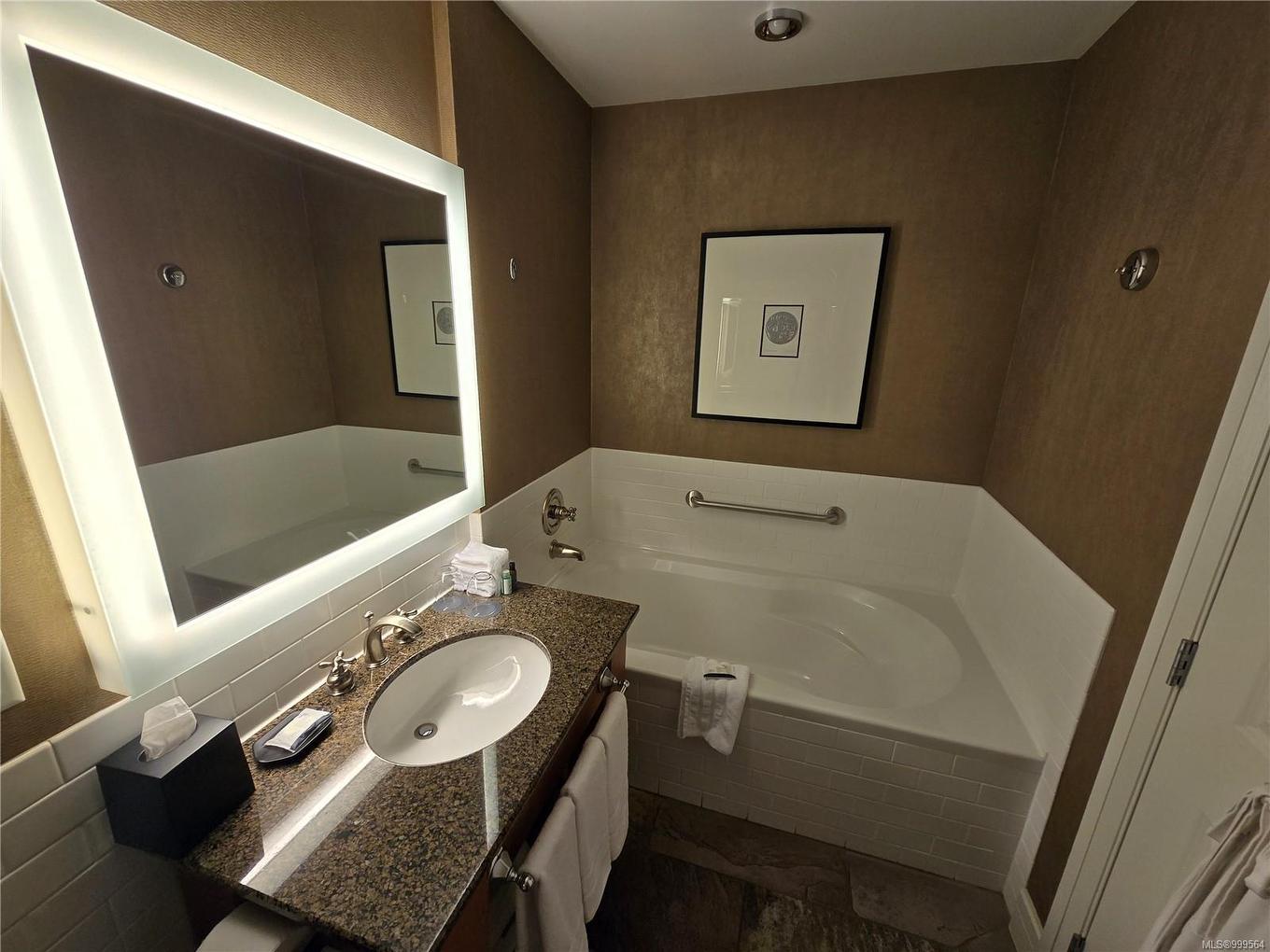 236/238 C-1999 Country Club Way, Langford, BC - Indoor Photo Showing Bathroom