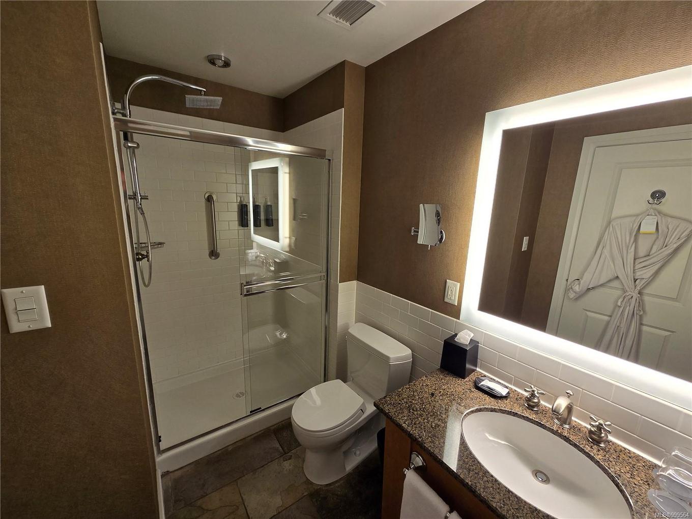 236/238 C-1999 Country Club Way, Langford, BC - Indoor Photo Showing Bathroom