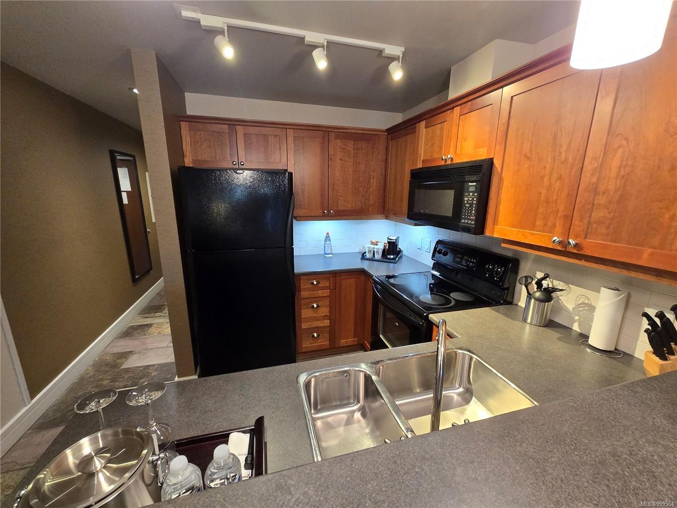 236/238 C-1999 Country Club Way, Langford, BC - Indoor Photo Showing Kitchen With Double Sink