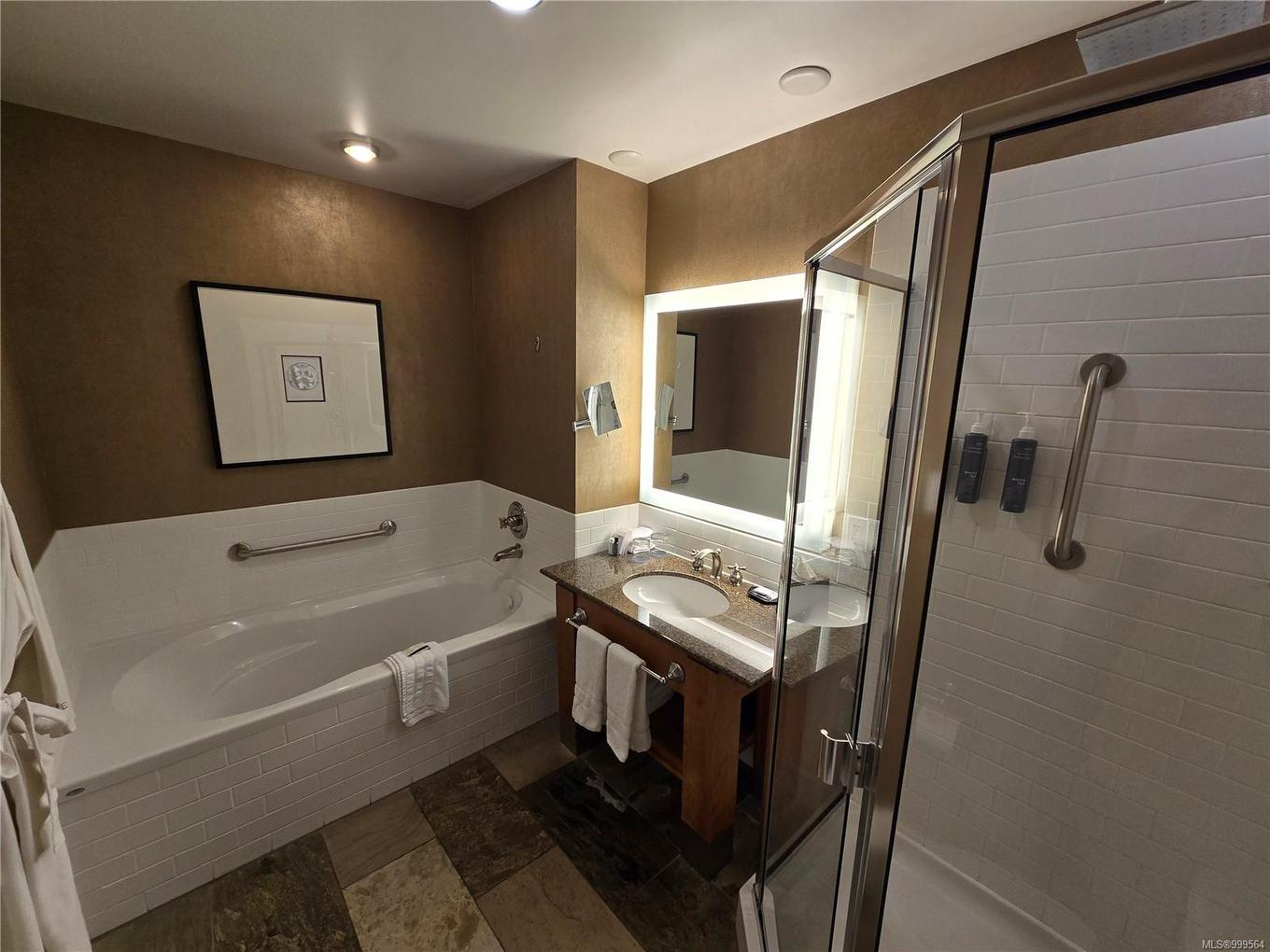 236/238 C-1999 Country Club Way, Langford, BC - Indoor Photo Showing Bathroom