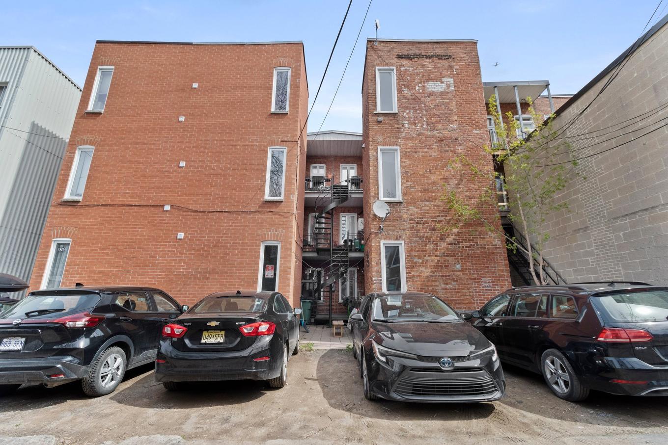 Parking - 8338 Rue St-Denis, Montréal (Villeray/Saint-Michel/Parc-Extension), QC - Outdoor With Exterior