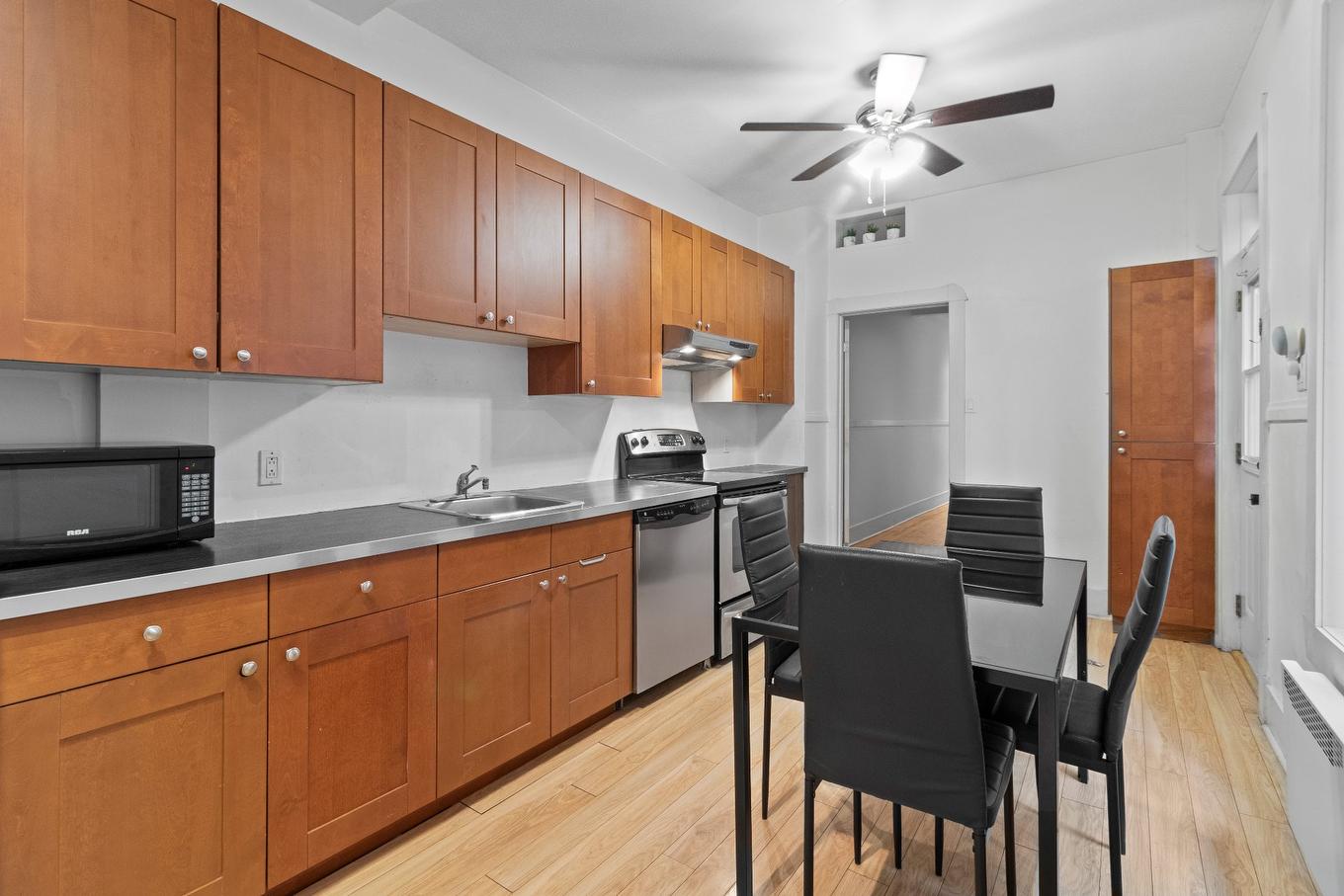 Dining room - 8338 Rue St-Denis, Montréal (Villeray/Saint-Michel/Parc-Extension), QC - Indoor Photo Showing Kitchen